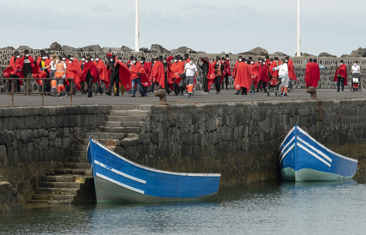 Een groep migranten zondag bij aankomst in de haven van Arrecife op de Canarische Eilanden, na een reddingsoperatie op zee door de Spaanse autoriteiten.