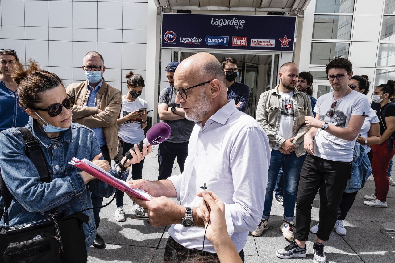 Olivier Samain van de Franse journalistenvakbond SNJ staat de media te woord. Medewerkers van de radiozender Europa 1 staakten al in 2021 uit zorg over de overname van Lagardère door Vincent Bolloré.