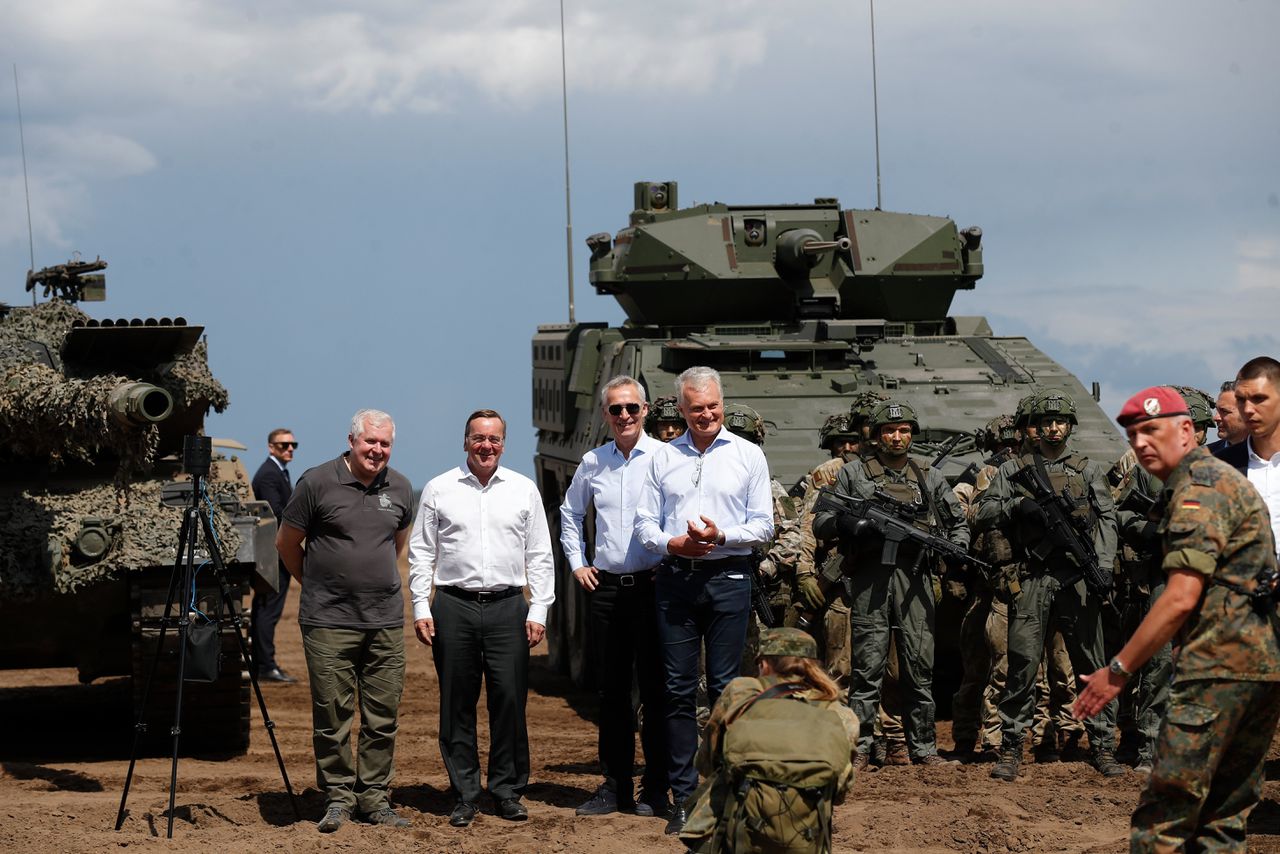 Secretaris-generaal Jens Stoltenberg van de NAVO (tweede van rechts) met de defensieministers van Litouwen en Duitsland en de Litouwse president Gitanas Nauseda, maandag na een gezamenlijke militaire oefening van de twee landen.