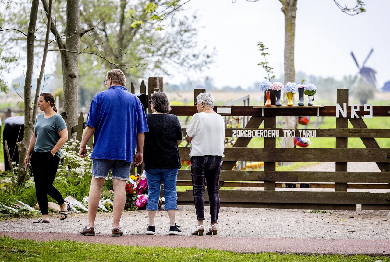 Bloemen bij de zorgboerderij Tro Tardi in Alblasserdam waar John S. in mei 2022 twee mensen doodde en twee anderen zwaar verwondde.