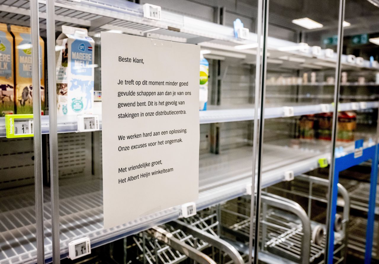 Lege schappen in een filiaal van Albert Heijn Rotterdam, als gevolg van stakingen in distributiecentra in april en mei.