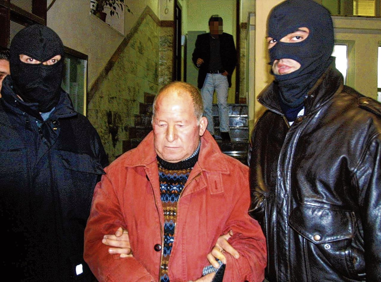 De Siciliaanse maffiabaas Benedetto Spera, die in 2001 is opgepakt in de buurt van Corleone, wordt overgebracht naar de rechtbank in Palermo.