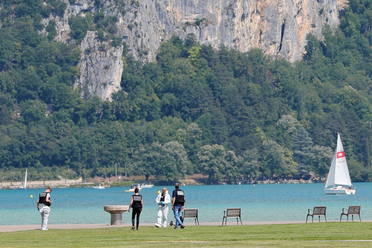De aanval vond plaats in een speeltuin, aan de oevers van het meer van Annecy, waar de dader begon in te steken op meerdere kinderen.
