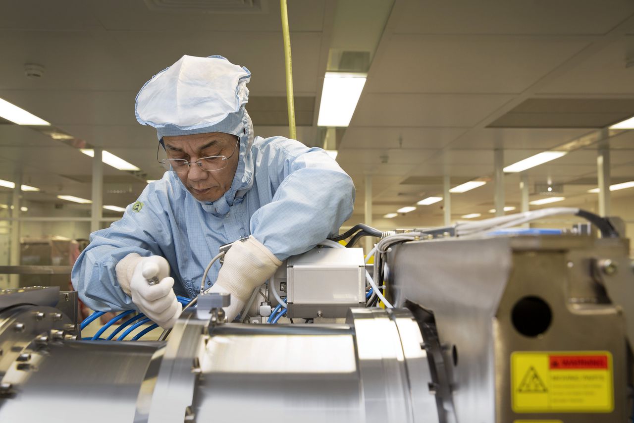 Een beeld uit de cleanrooms van chipmachinefabrikant ASML, waar machines in elkaar gezet worden gezet, getest en gereedgemaakt voor transport.