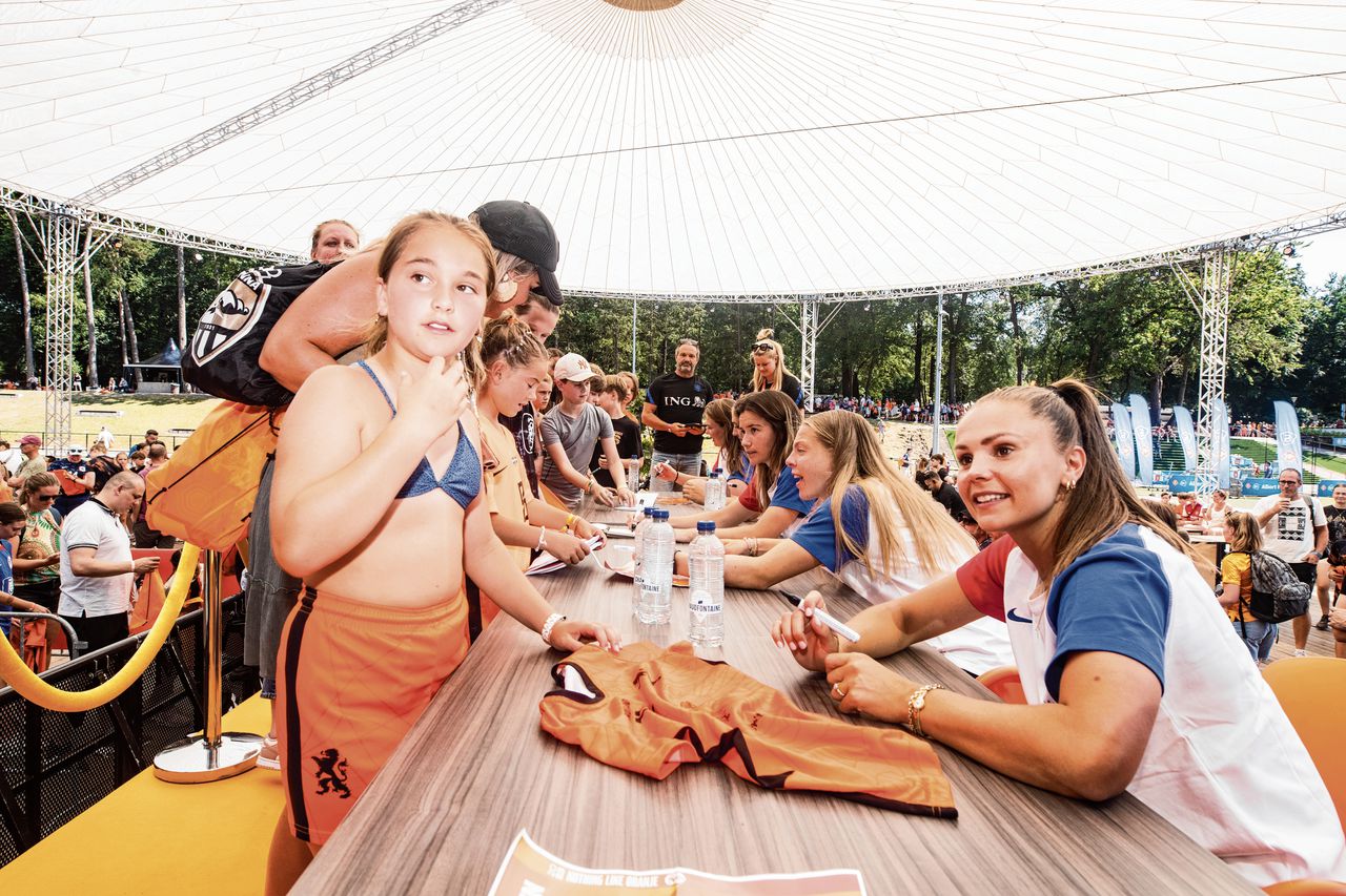 Lieke Martens (rechtsvoor) deelt handtekeningen uit op de fandag van de Nederlandse voetbalsters.