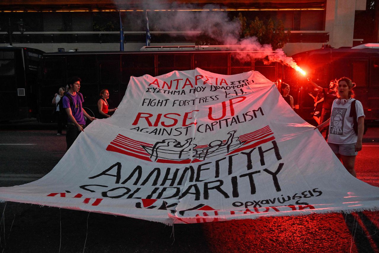 Donderdag gingen mensen in Athene de straat op om te demonstreren tegen het migratiebeleid van de EU en de Griekse regering.