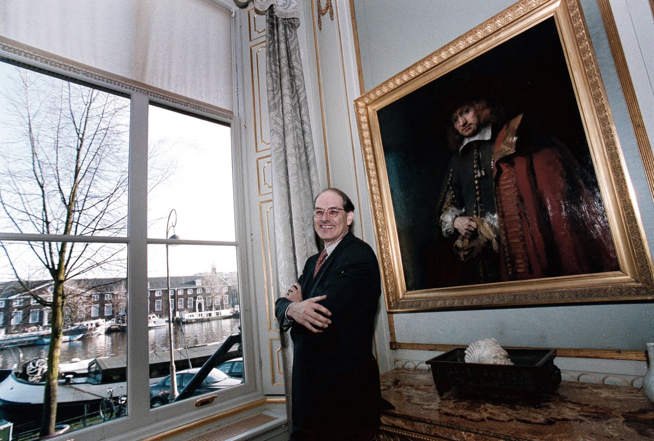 De tiende Jan Six voor het door Rembrandt geschilderde portret van de eerste Jan Six, in zijn huis aan de Amstel in Amsterdam in 2007.