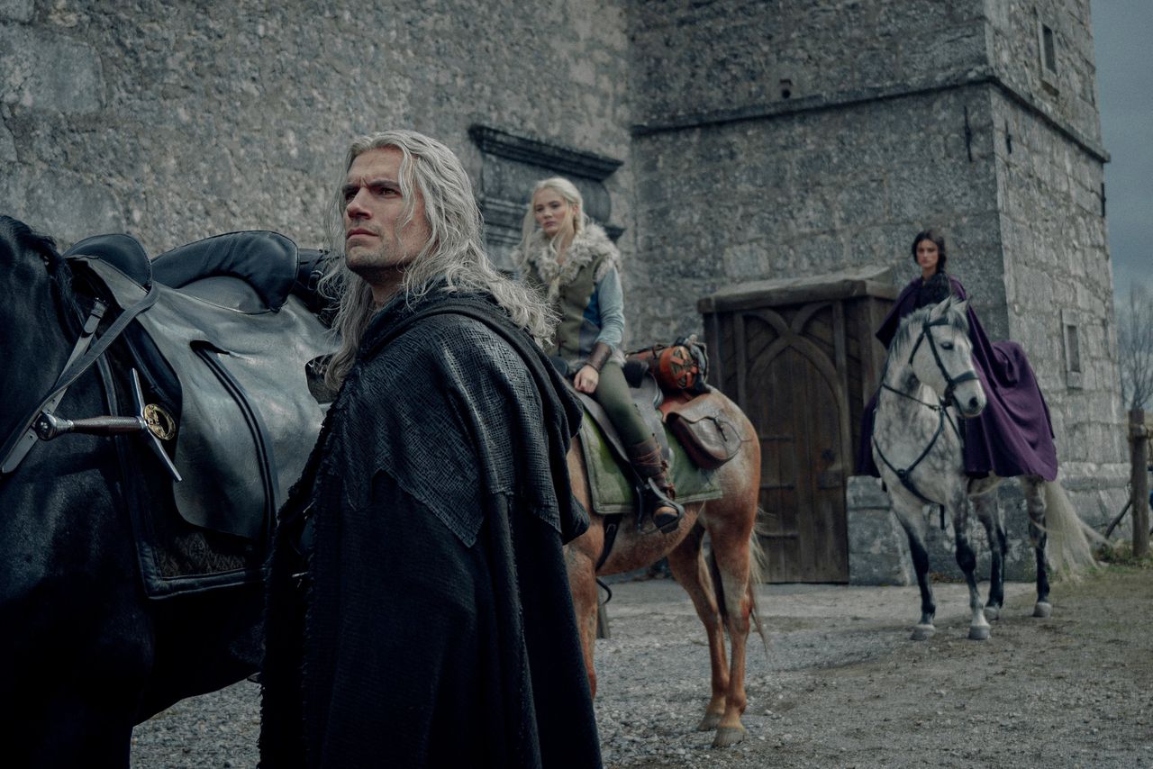 Henry Cavill als monsterjager Geralt van Rivia en achter hem prinses Ciri (Freya Allan) en Yennefer of Vengerberg (Anya Chalotra).