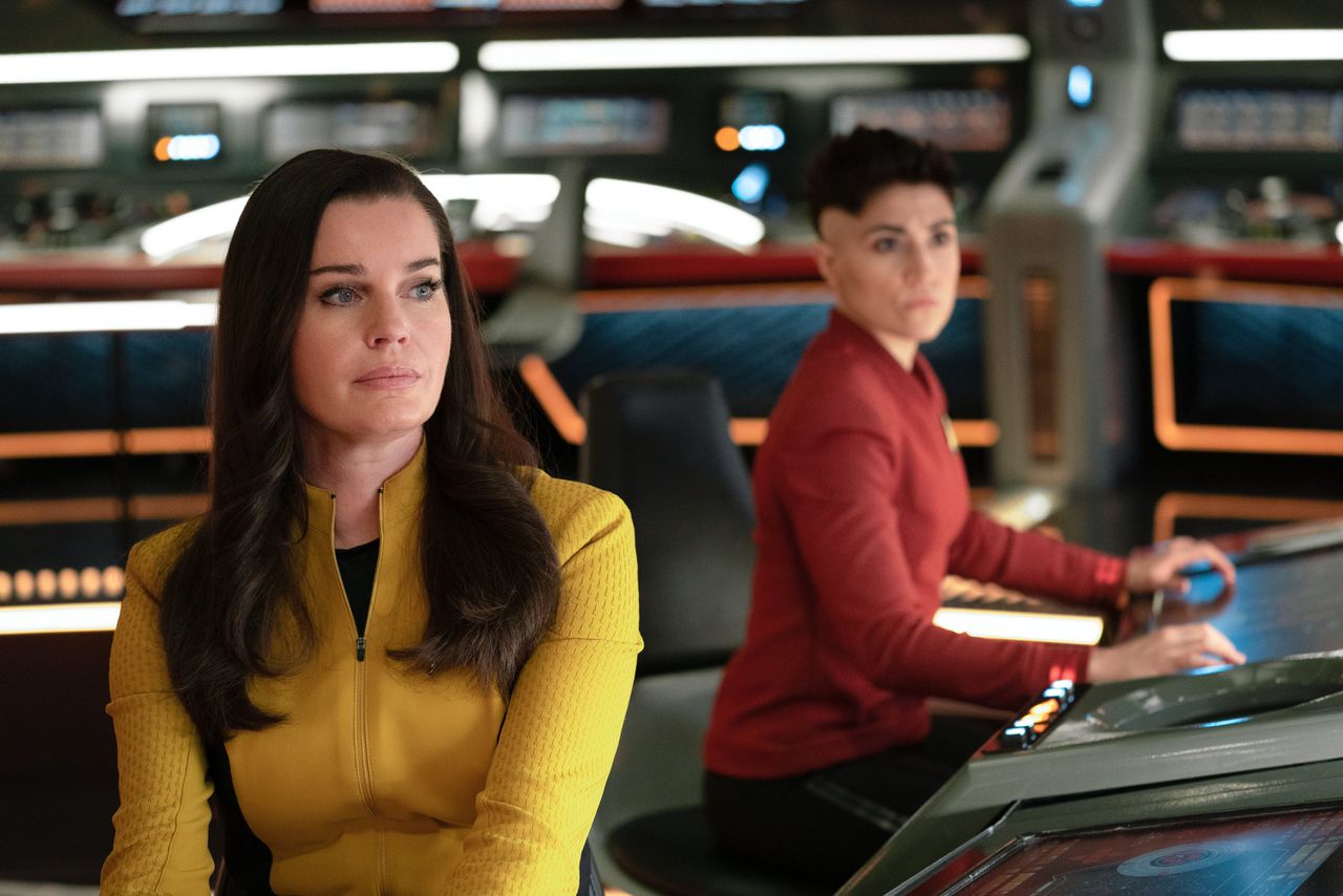 Rebecca Romijn als Una en Melissa Navia als Ortegas in het tweede seizoen van ‘Star Trek: Strange New Worlds’.