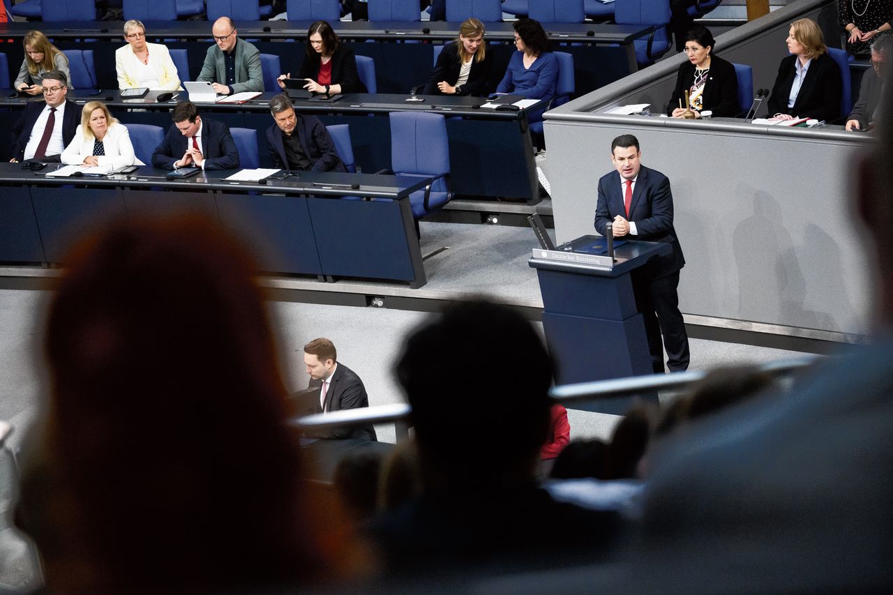 Hubertus Heil (SPD), de Duitse minister van Arbeid en Sociale Zaken, tijdens het parlementsdebat over de wet op de immigratie van vakmensen.