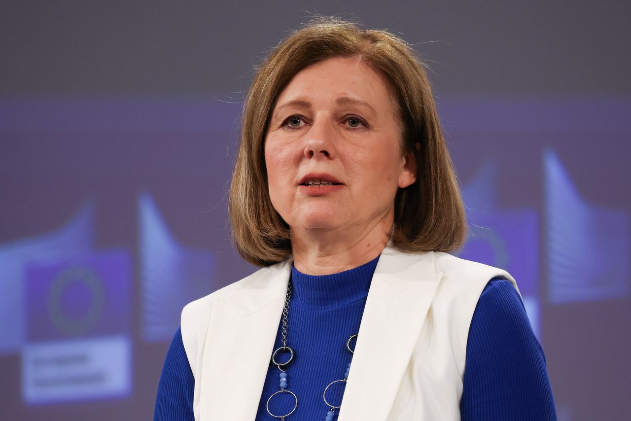 Eurocommisaris Vera Jourová donderdag bij de presentatie van een nieuw ‘ethisch orgaan’