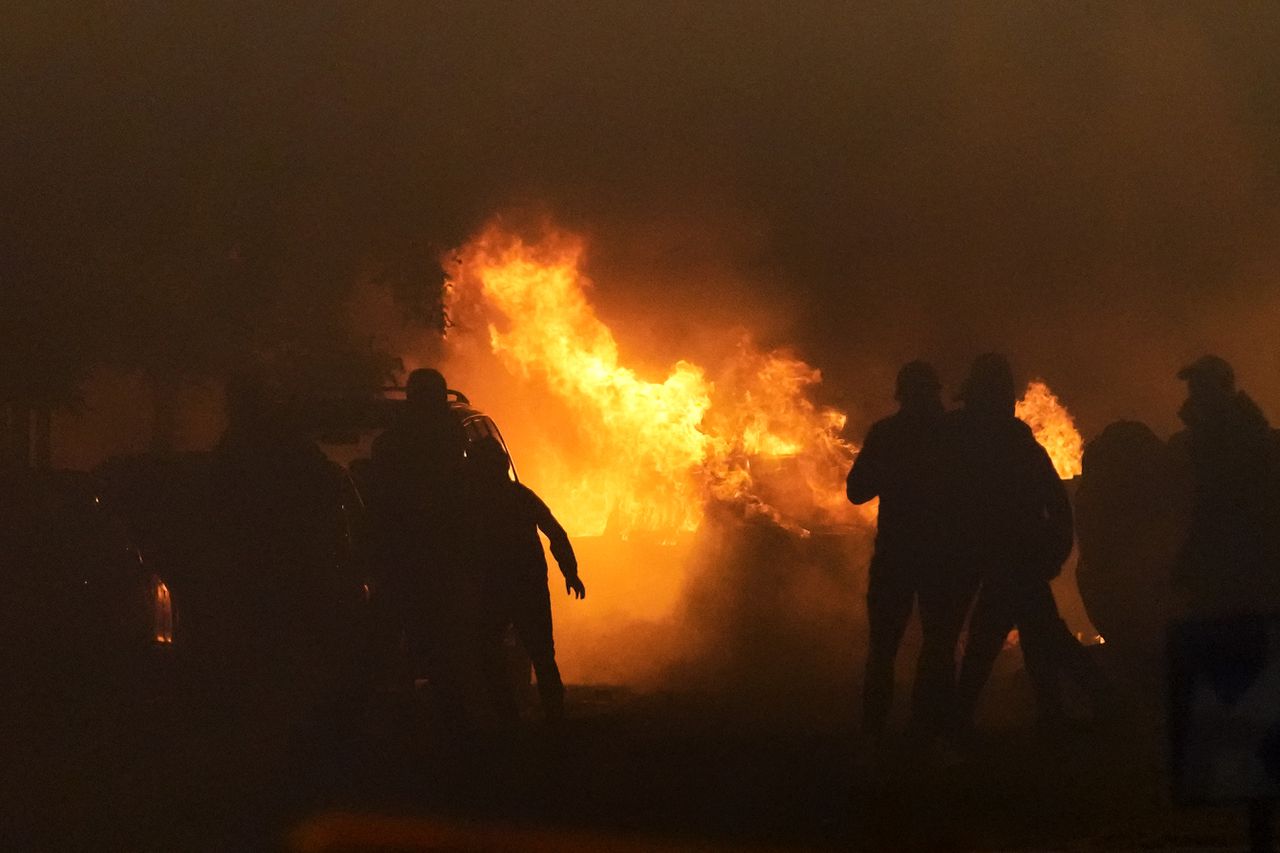 In de Parijse voorstad Nanterre schoot een politieagent dinsdagochtend van dichtbij een 17-jarige jongen dood. Uit protest staken mensen voertuigen in brand.