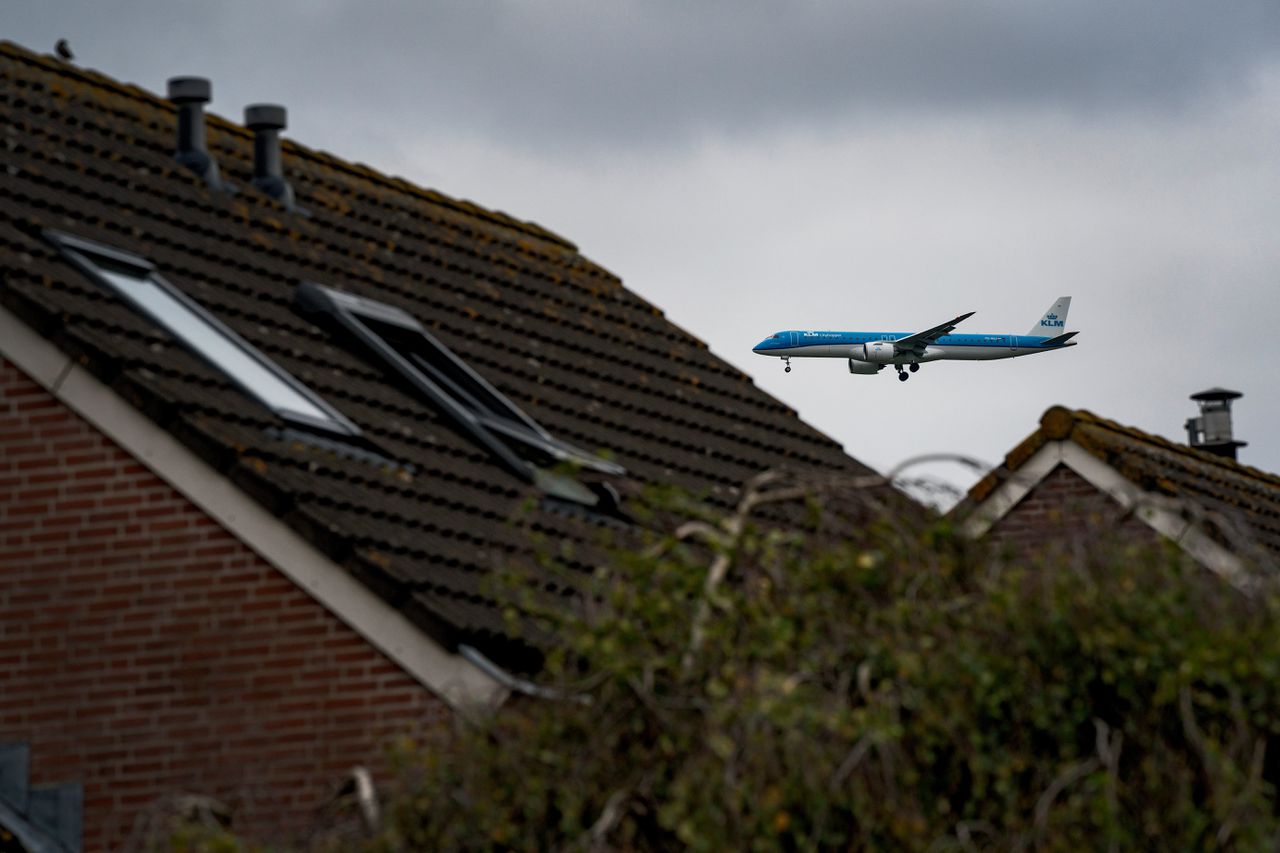 Een vliegtuig vliegt over het dorpje Zwanenburg om te landen op Schiphol.