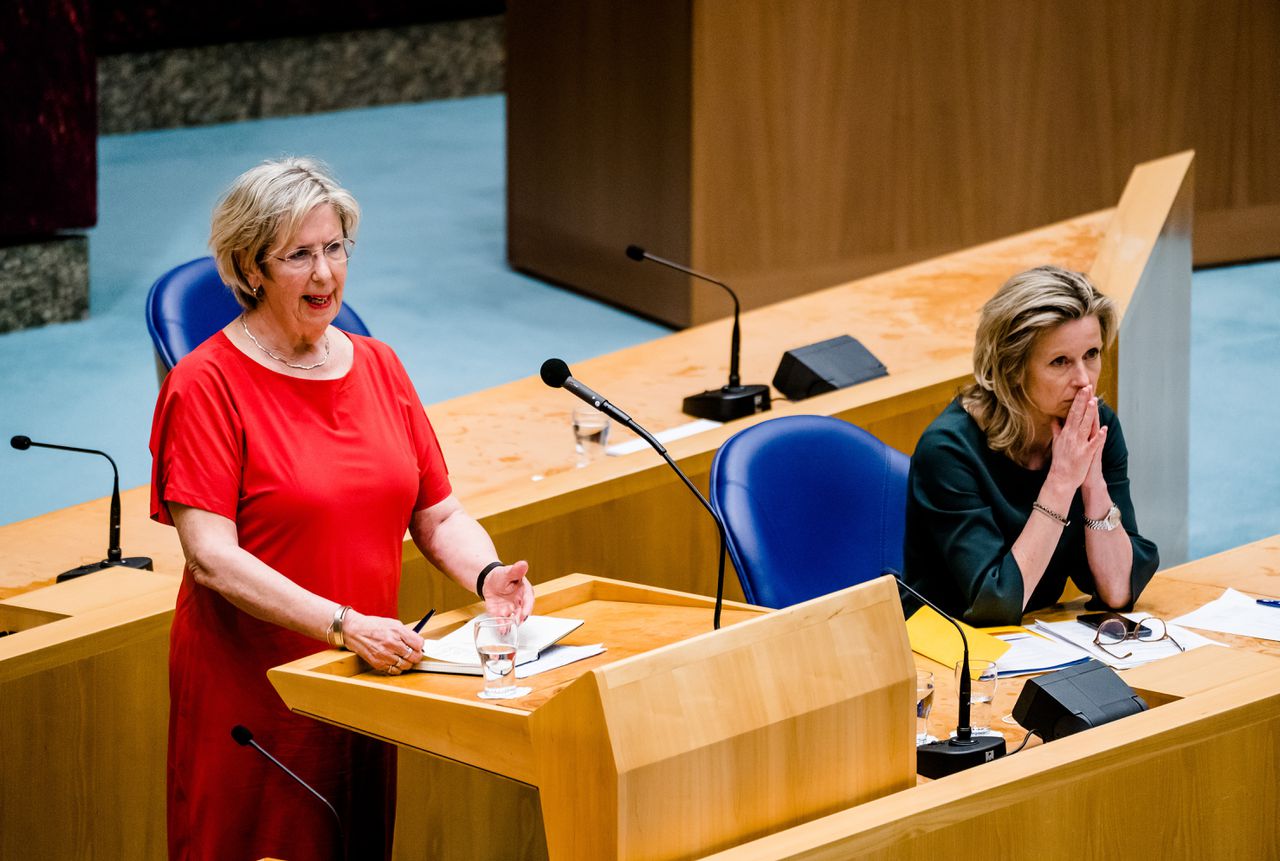 De teruggetreden verkenners Annemarie Jorritsma en Kajsa Ollongren tijdens het debat van 1 april 2021.