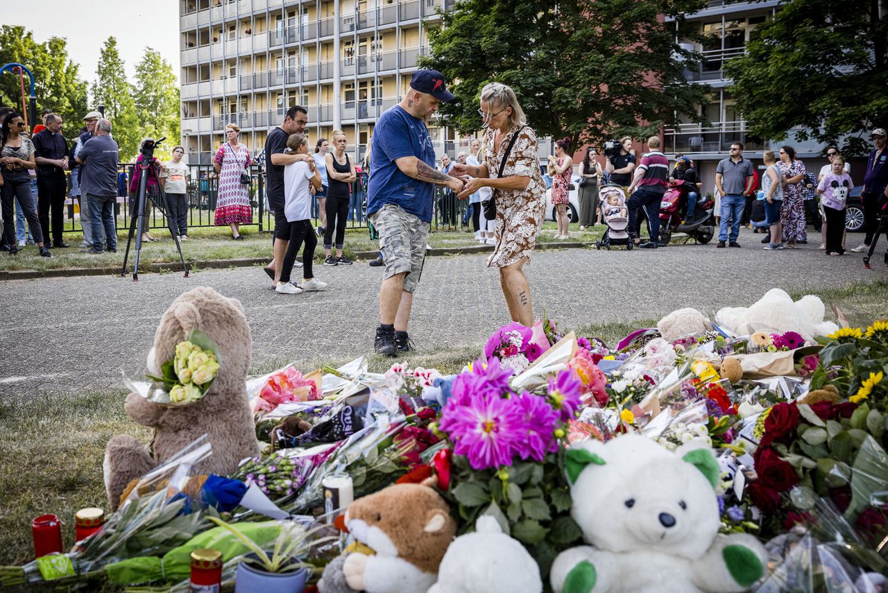 Bloemen voor Gino (9) bij het speeltuintje in Kerkrade waar hij werd ontvoerd.