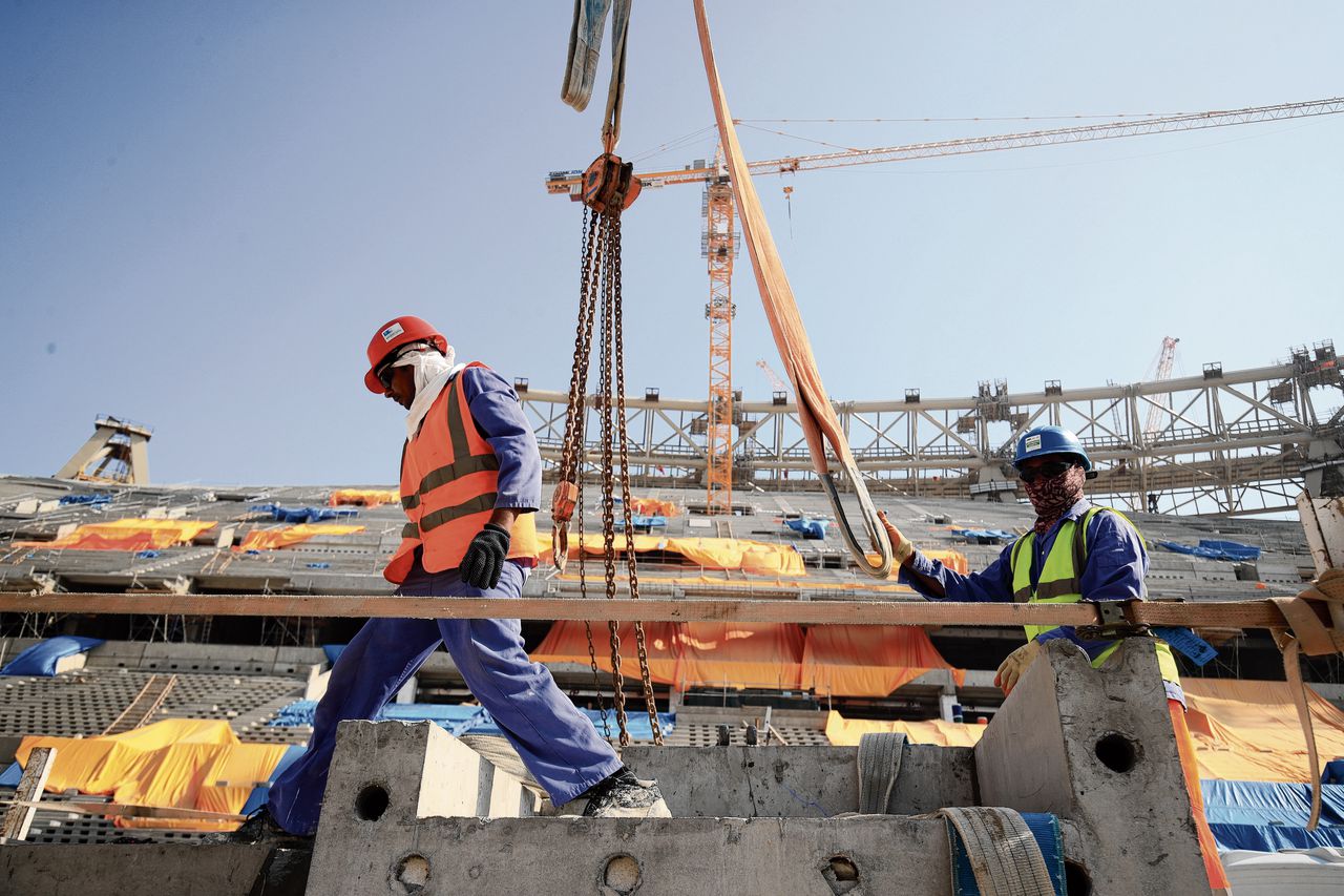 Er zouden in Qatar honderden tot duizenden doden zijn gevallen bij de bouw van WK-faciliteiten.