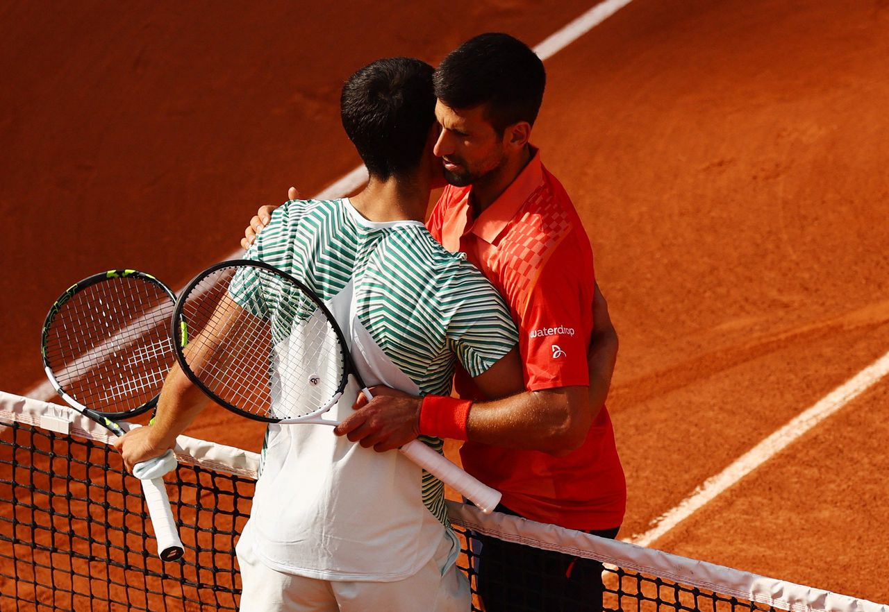 Novak Djokovic en Carlos Alcaraz na de halve finale.