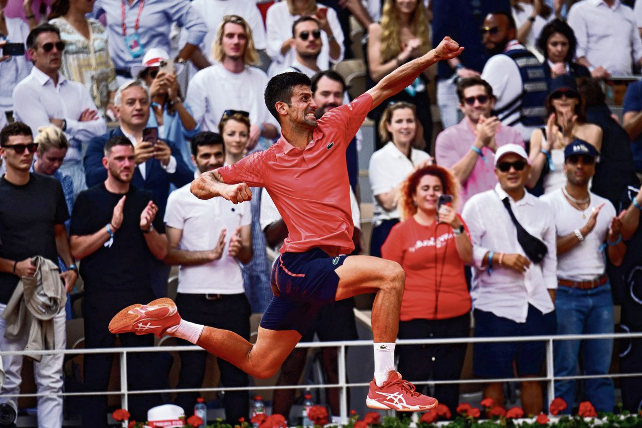 Novak Djokovic viert zijn overwinning op de Noor Casper Ruud in de finale van Roland Garros.