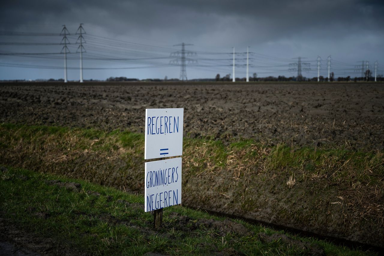 Protestbord langs de weg in Groningen.