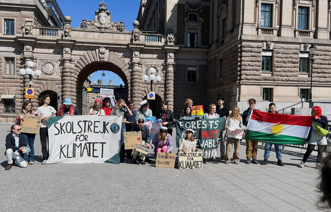 Greta Thunberg en tientallen anderen tijdens haar laatste schoolstaking.