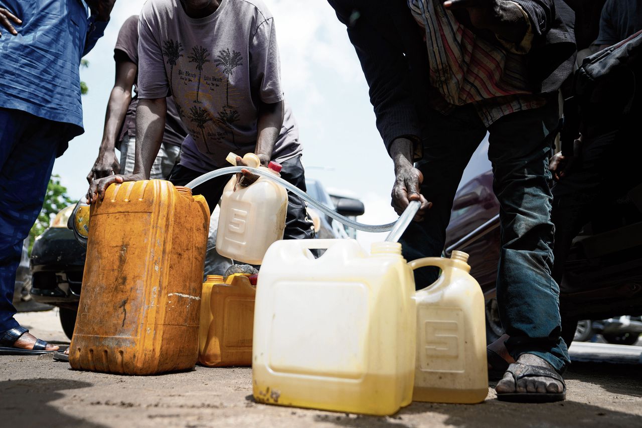 In Lagos bloeit de zwarte markt voor benzine en diesel, zeker sinds de afschaffing van de subsidie op brandstof.