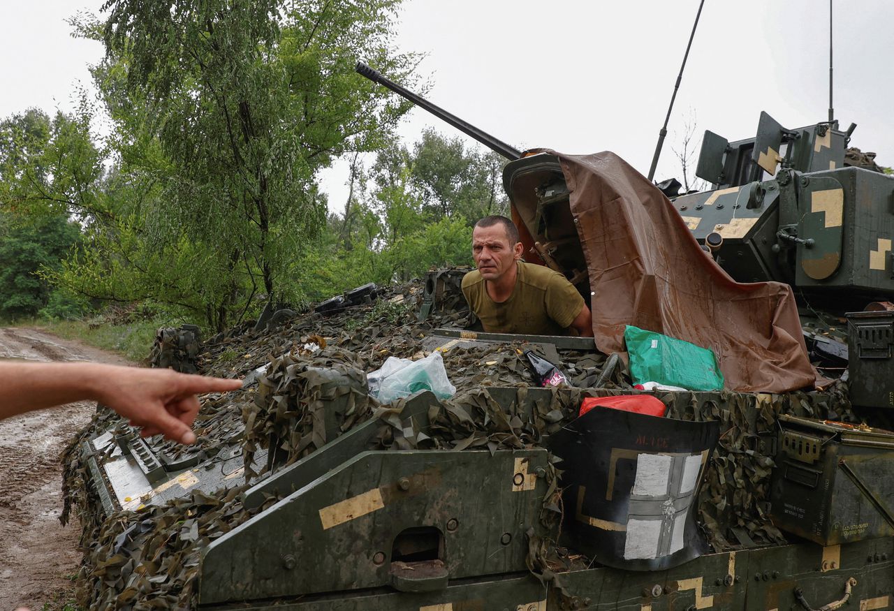 Een Oekraïense militair in een Bradley-infanterievoertuig aan het front in de regio Zaporizja. Kyiv meldde enkele successen in het tegenoffensief tegen de Russische bezetters.