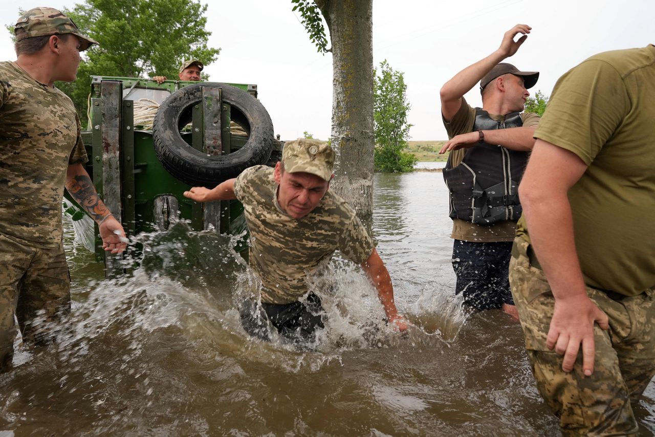 Reddingswerkers in de weer na de damdoorbraak in Oekraïne.