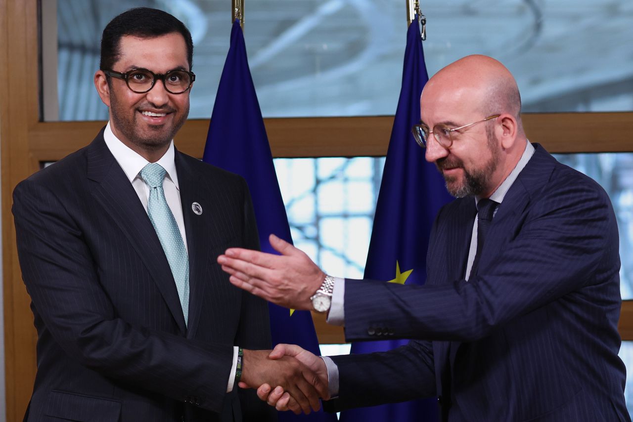 Voorzitter Ahmed Al-Jaber (links) van de klimaattop in Dubai bracht vorige week een bezoek aan voorzitter van de Europese Raad Charles Michel in Brussel. De benoeming van olietopman Al-Jaber tot voorzitter van COP28 is omstreden.