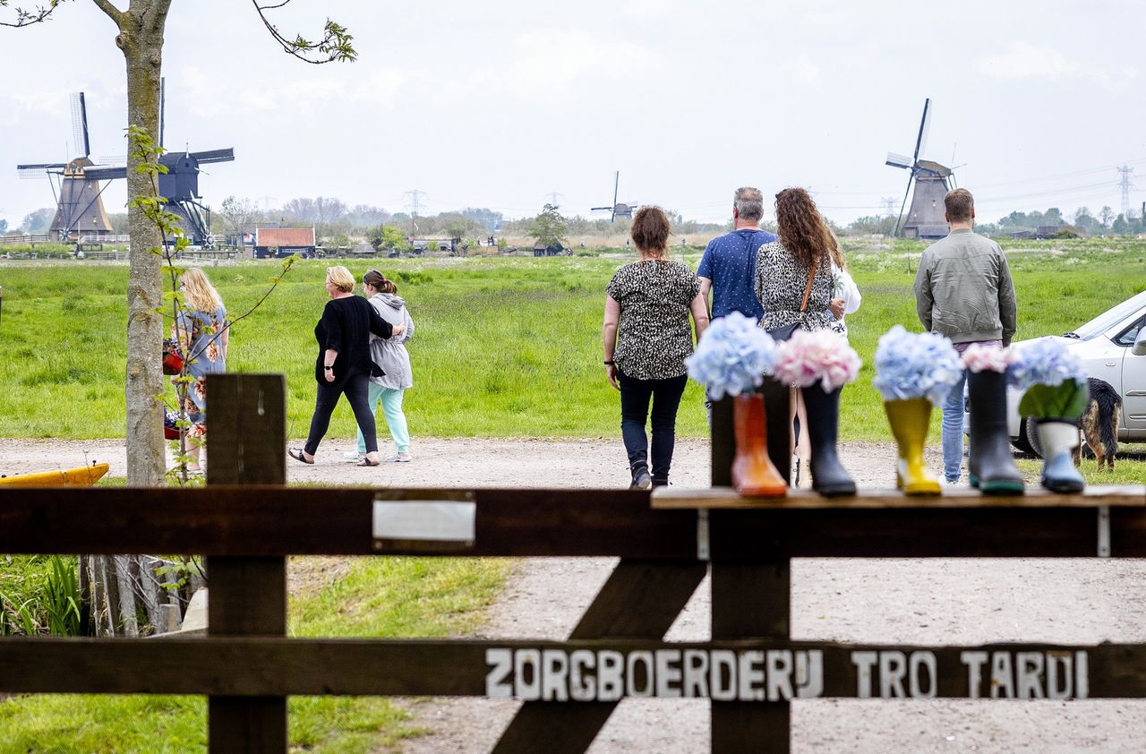 Bloemen op de zorgboerderij waar vorig jaar mei de schietpartij plaatsvond.