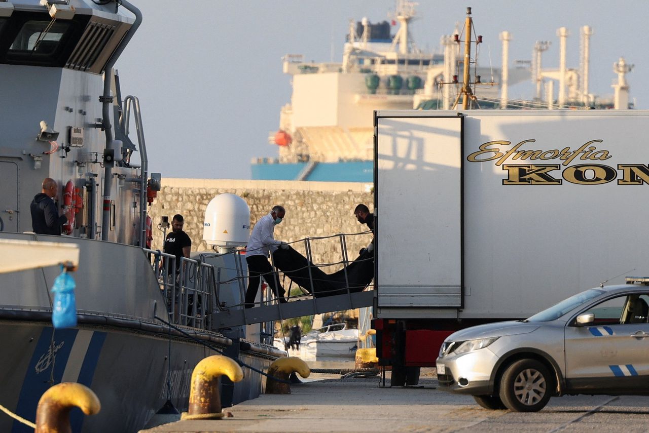 Woensdag werden in de haven van Kalamata dodelijke slachtoffers van de scheepsramp voor de Griekse kust door de kustwacht aan wal gebracht.