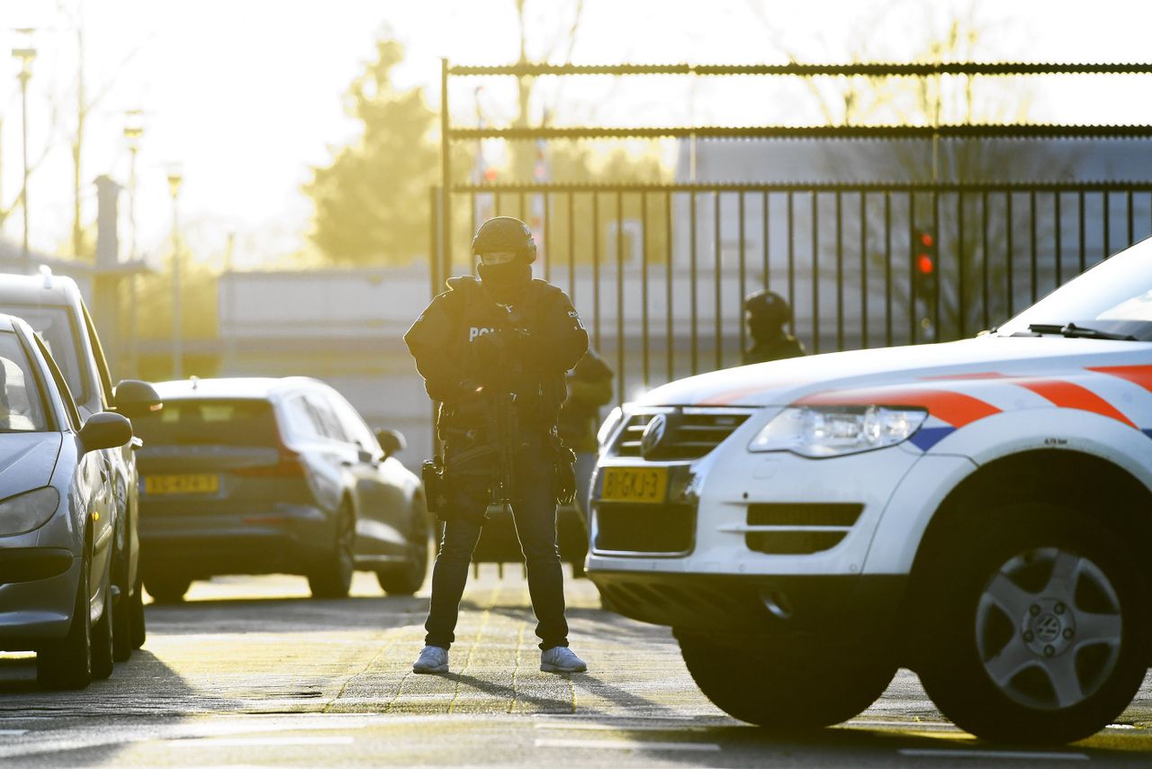 Agenten van de Dienst Speciale Interventies, voorzien van automatische vuurwapens en getooid in kogelwerende vesten.