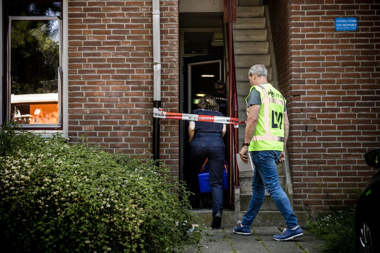 De politie onderzoekt de woning van Donny M., de man die bekend heeft dat hij vorig jaar de negenjarige Gino heeft ontvoerd, seksueel misbruikt en vermoord.