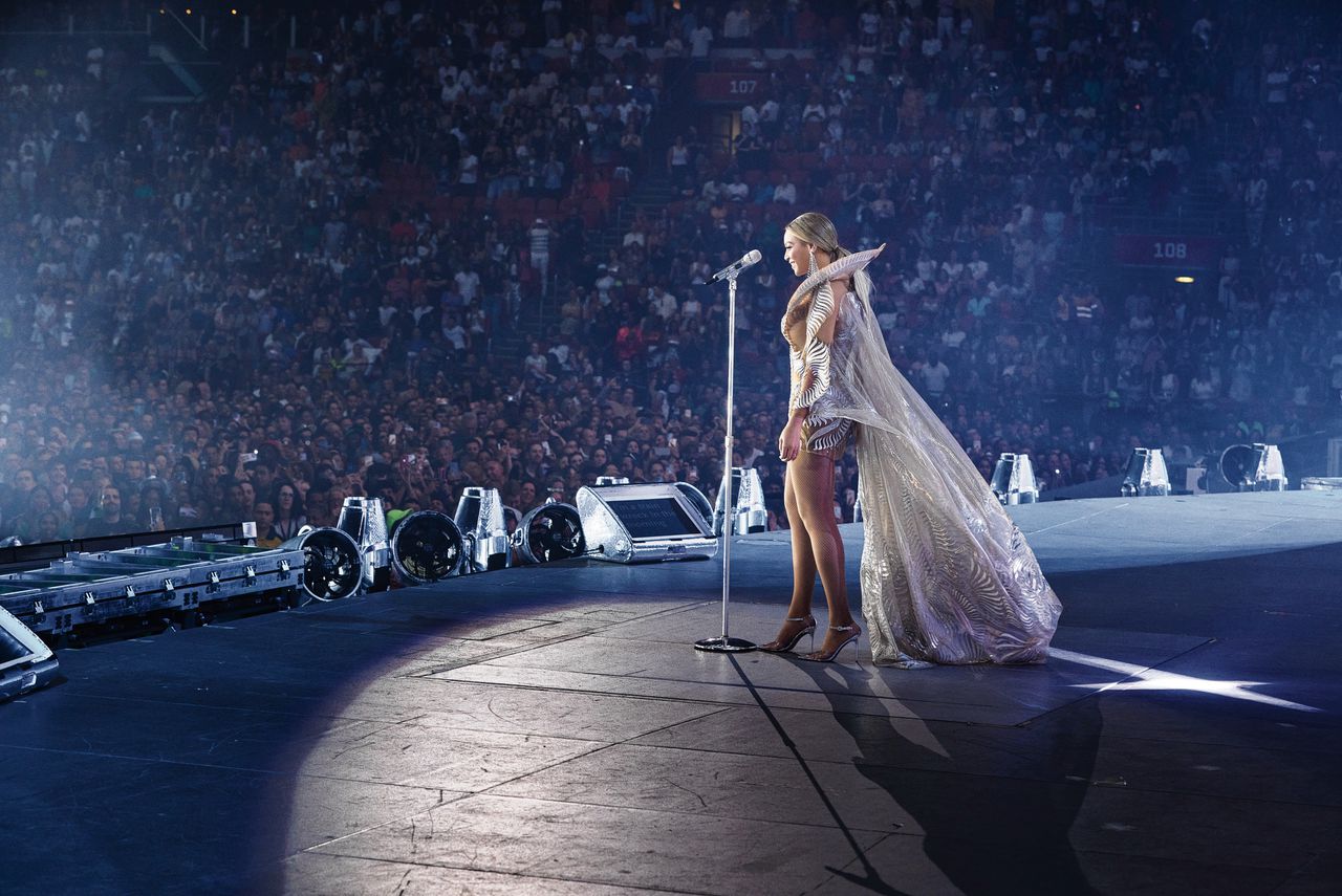 Beyoncé in een jurk van de Nederlandse Iris van Herpen op het podium in de Johan Cruijff ArenA.