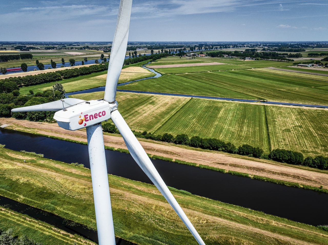 Eneco wil in 2035 klimaatneutraal zijn. Hierin is naar eigen zeggen recent een „forse slag” gemaakt – al was dat mede het gevolg van energiebesparende klanten en een milde winter.