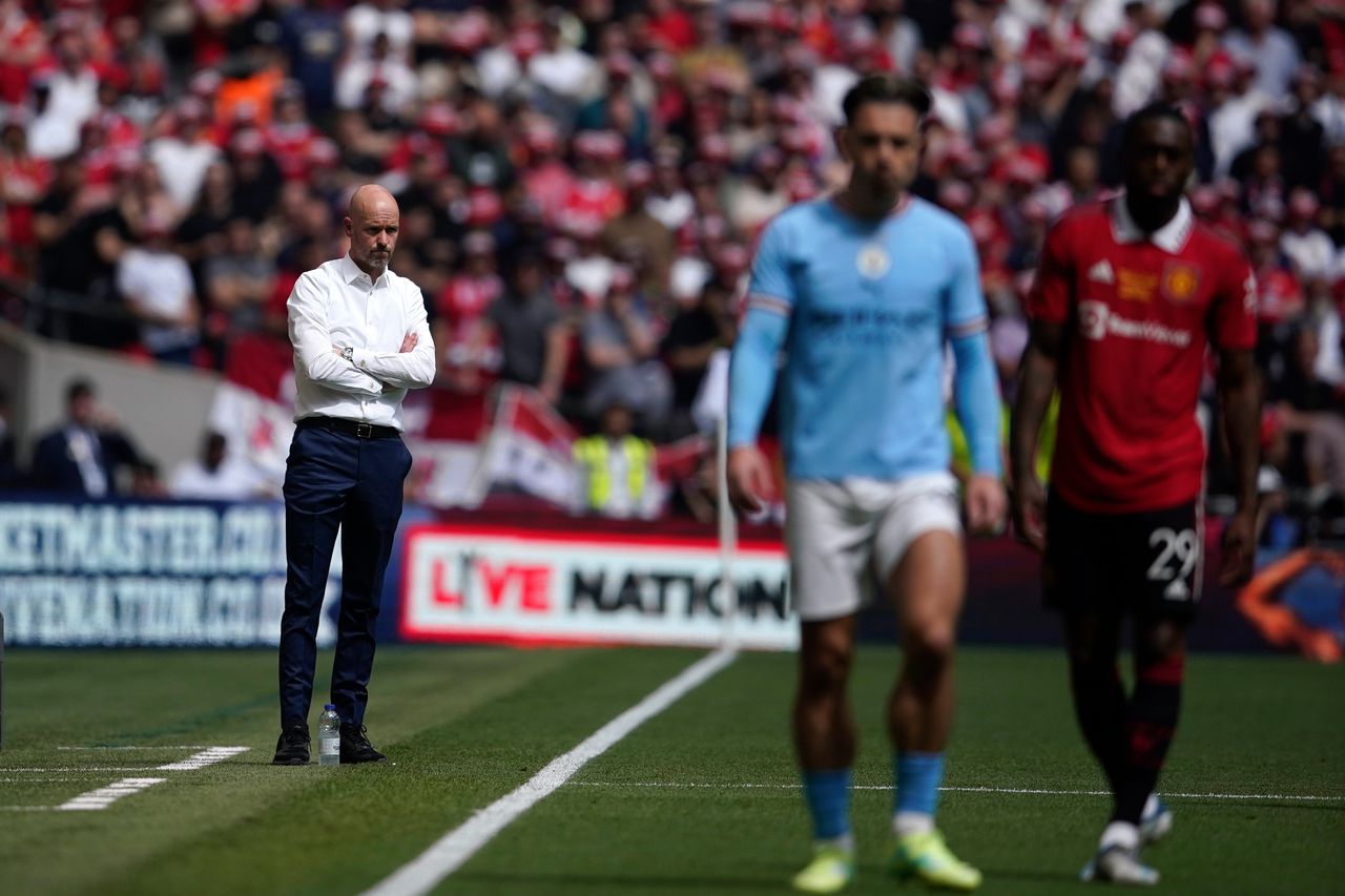 Manchester United-coach Erik ten Hag (links) zaterdag tijdens de finale van de FA Cup op Wembley.