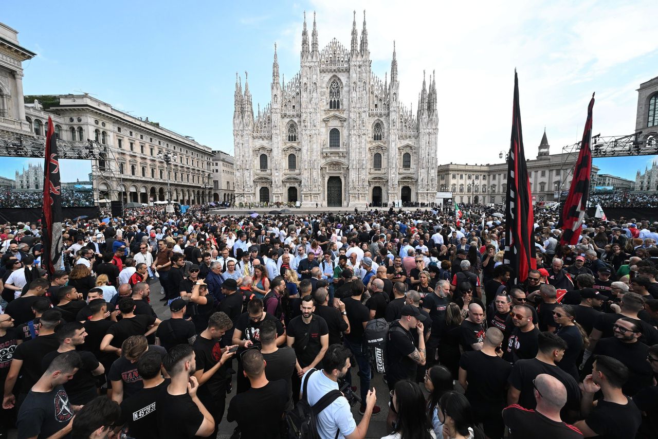 Mensen verzamelen zich voor de kathedraal van Milaan voor de staatsbegrafenis van de Italiaanse oud-premier Silvio Berlusconi.