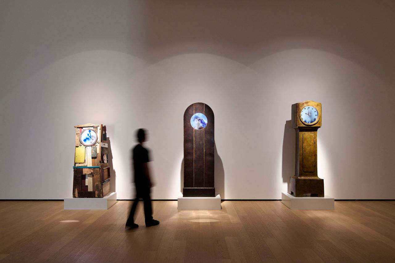 Drie klokken uit de serie Real Time Grandfather Clock van Maarten Baas: The Son (2019), Self Portrait (2019) en The Father (2019). Foto Antoine van Kaam