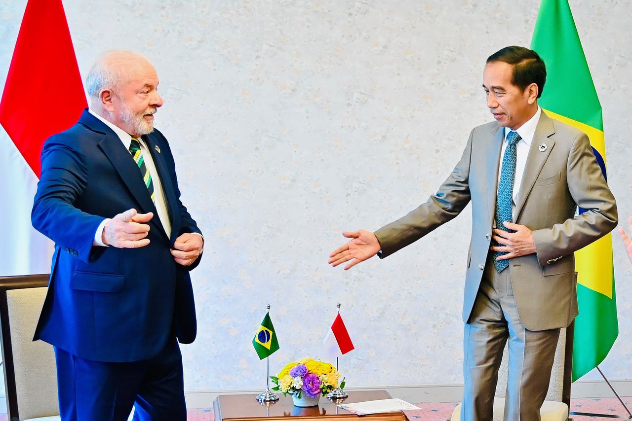 De Braziliaanse president Lula (l) en de president van Indonesië Joko Widodo tijdens een bilaterale bijeenkomst in de marge van de G7-top in Hiroshima.