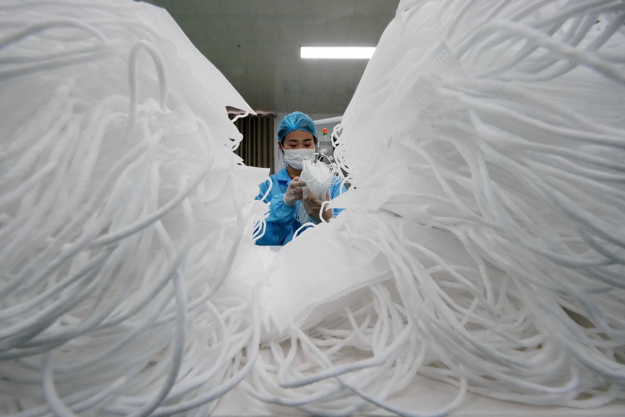 Mondmaskers in een fabriek in Tangshan in China.