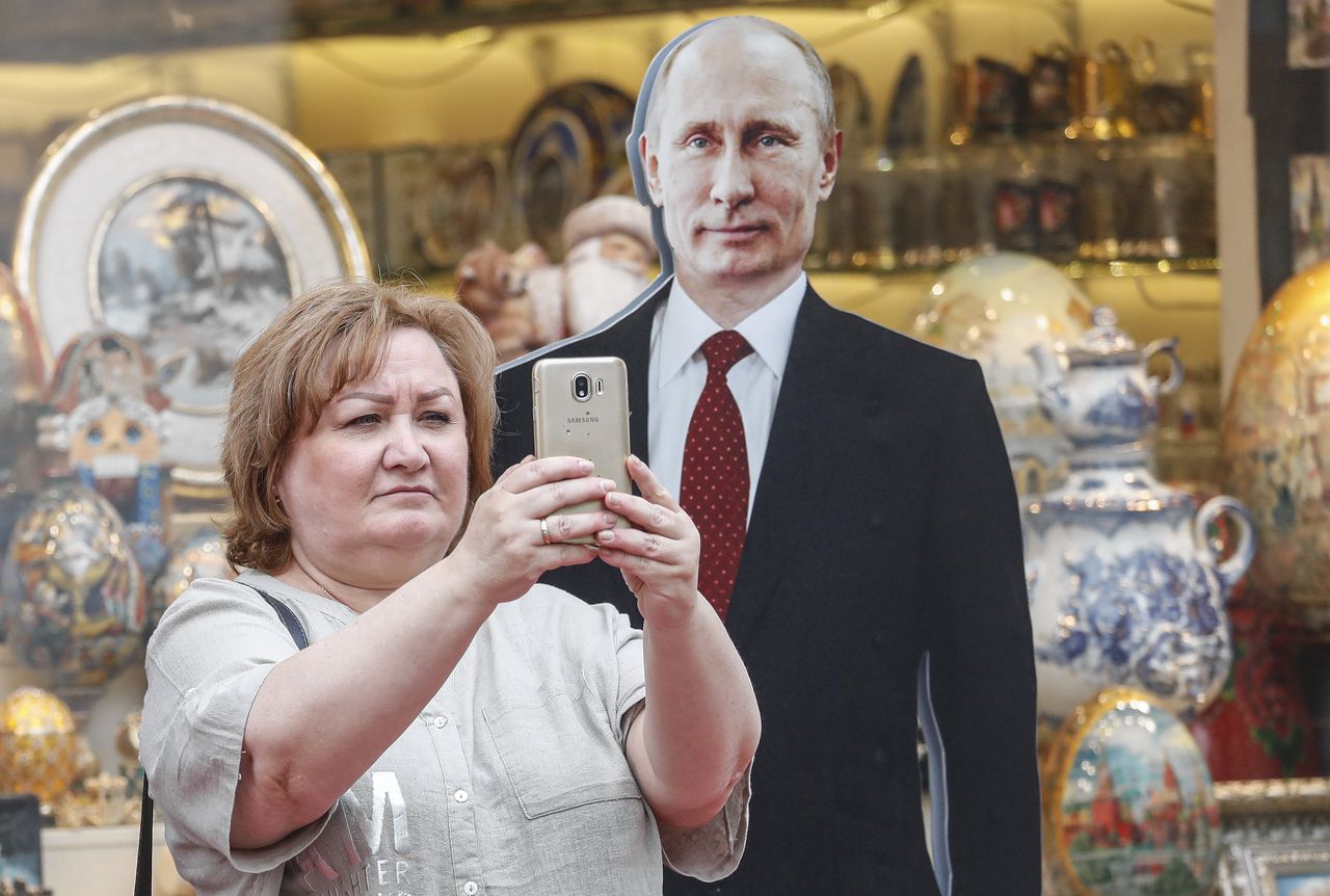 Een vrouw in Moskou maakt een paar dagen nadat de rust is herstelt na de korte revolte van Wagner-baas Prigozjin een selfie met een kartonnen versie van de Russische president Vladimir Poetin.