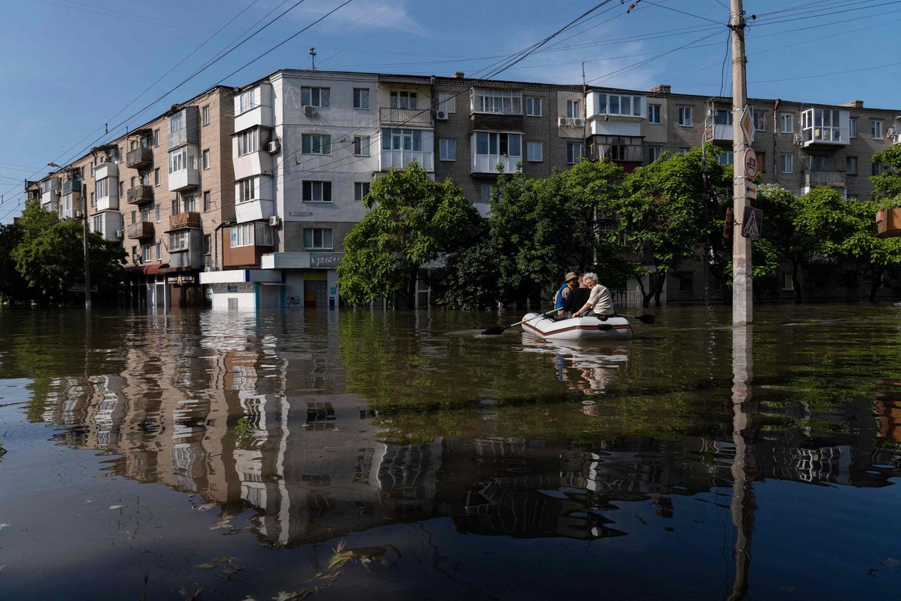 Lokale bewoners in Cherson worden na de damdoorbraak geëvacueerd. Foto AFP / ALEKSEY FILIPPOV