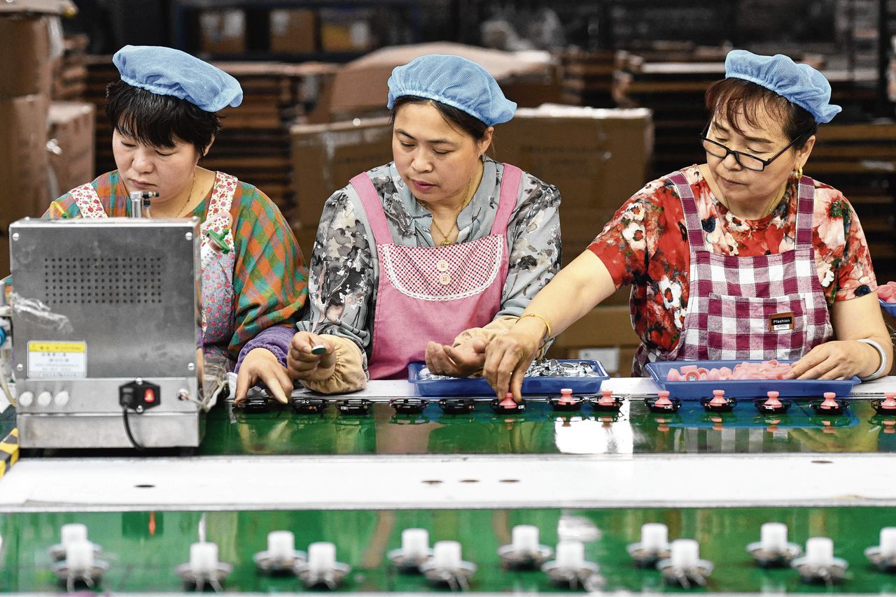 Aan de lopende band in een fabriek voor speakers, in Fuyang, China.