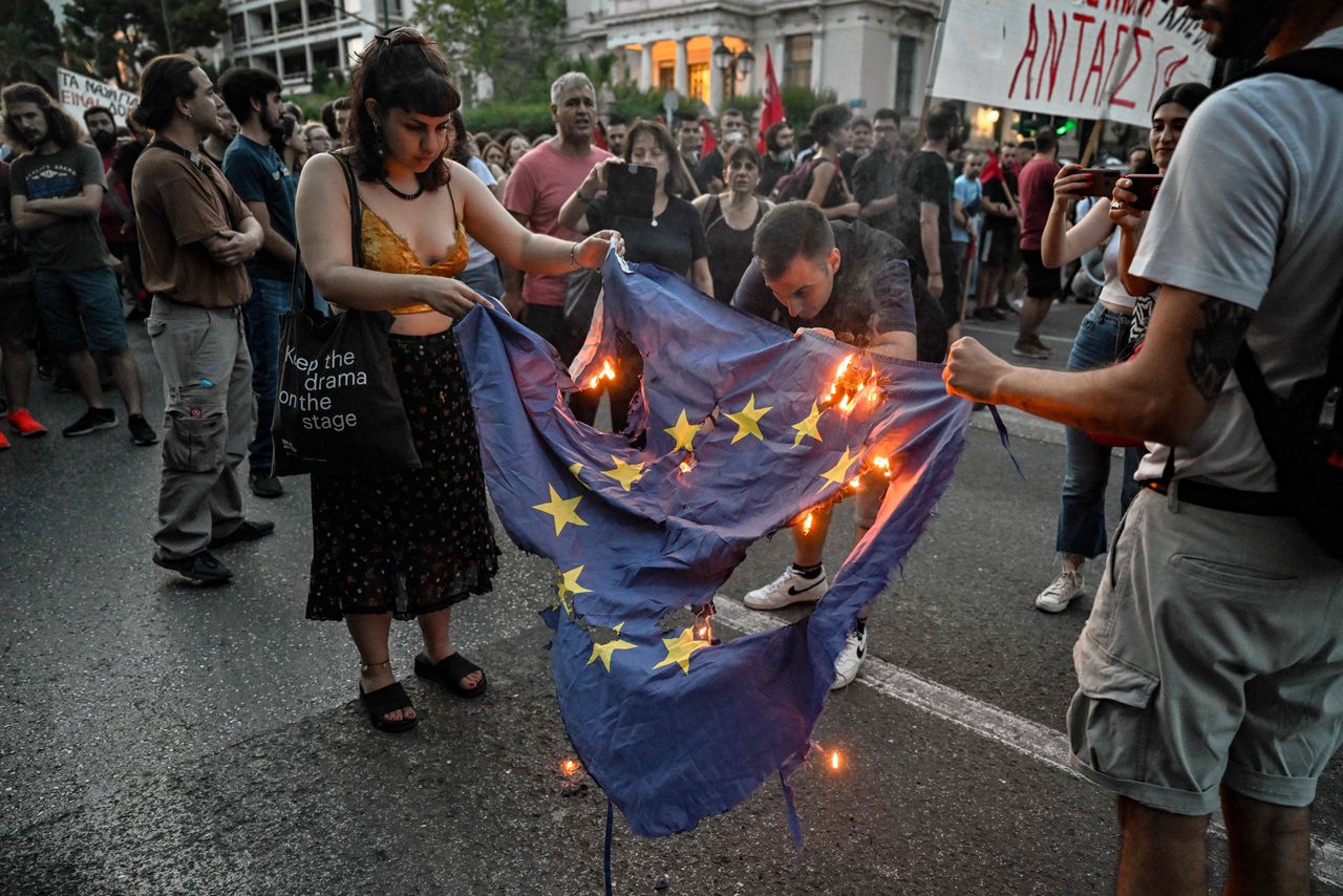 Demonstranten in Athene verbranden de EU-vlag na het scheepsdrama bij Griekenland.