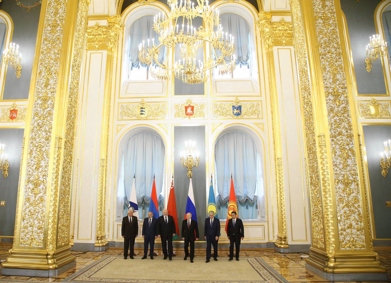 De Euraziatische Commissie met (van links naar rechts) voorzitter Mikhail Myasnikovitch, de Armeense president Nikol Pasjinian, de Wit-Russische president Aleksandr Loekasjenko, de Russische president Vladimir Poetin, de Kazachstaanse president Kassym-Jomart Tokajev, en de Kirgizische president Sadyr Zjaparov tijdens een bijeenkomst vorige maand van de Opperste Economische Euraziatische raad van de Euraziatische Economische Unie in het grote Kremlin paleis in Moskou. Foto Getty Images