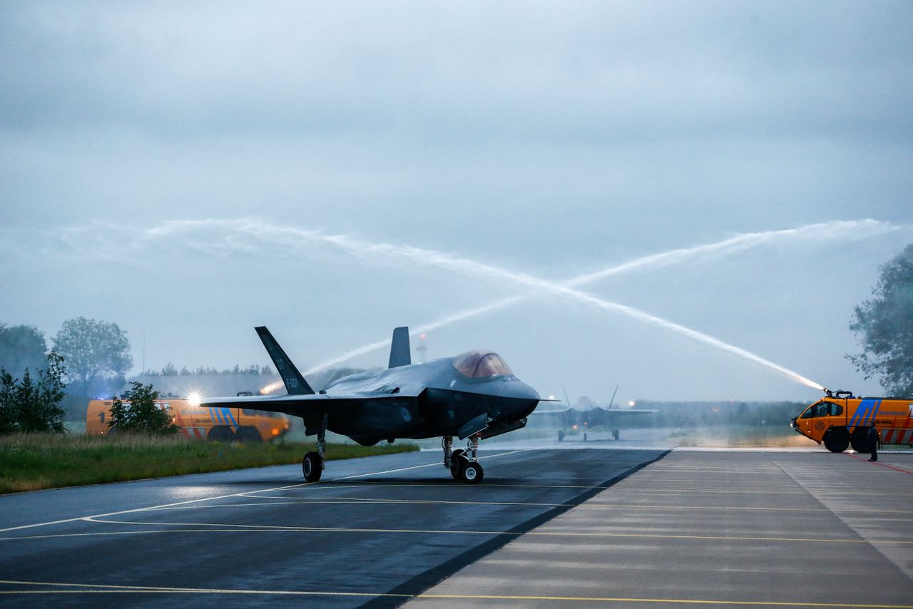 Twee F-35’s op Vliegbasis Leeuwarden.