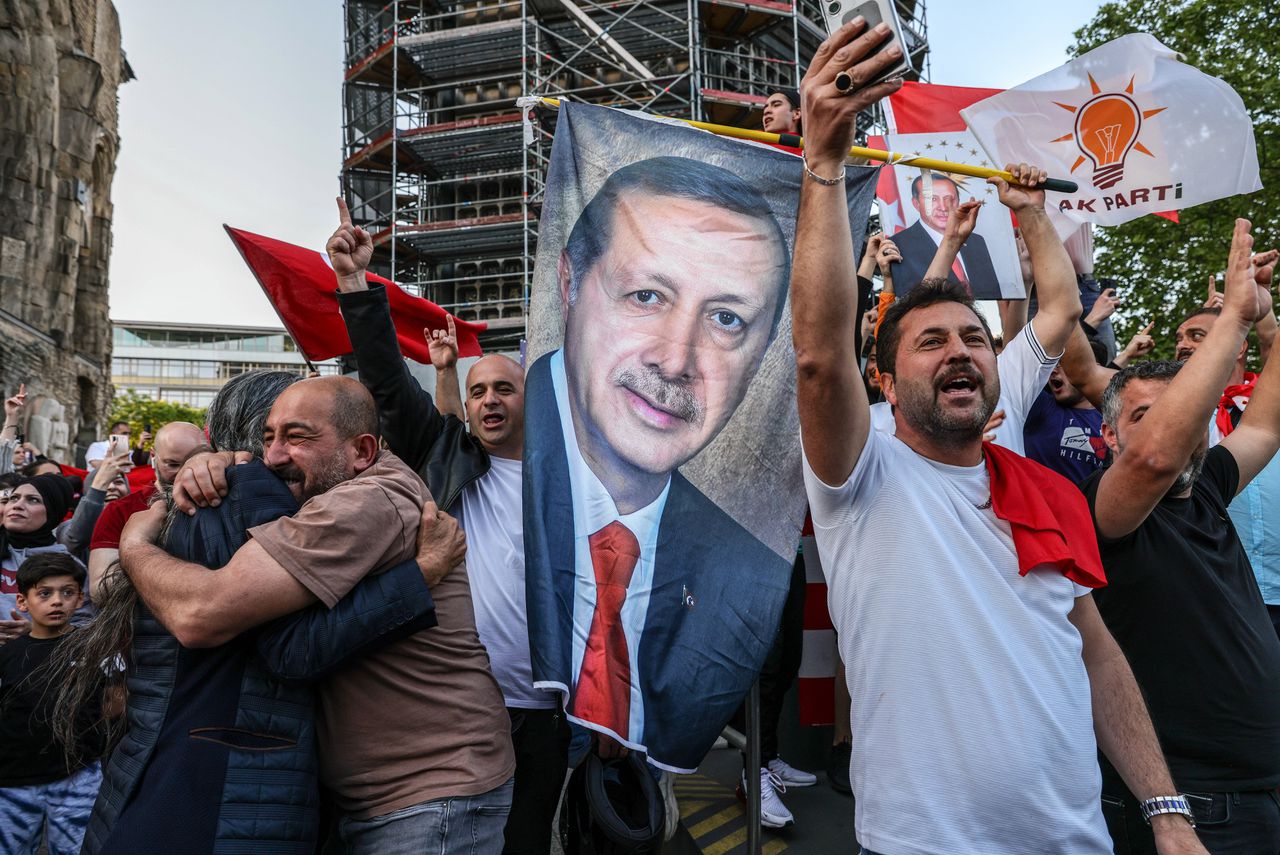 Turkse Duitsers in Berlijn vieren de verkiezingswinst van Erdogan.