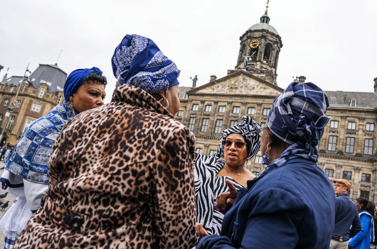 Deelnemers aan de herdenkingstocht Memre Waka, begin juni. Deze herdenkingstocht kondigt het officiële begin aan van de Keti Koti-maand.