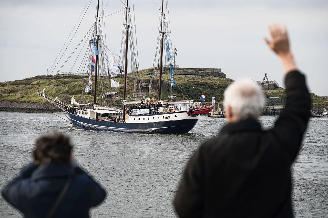 De driemaster Regina Maris vaart met een tiental scholieren aan boord uit voor een reis van 6 maanden.