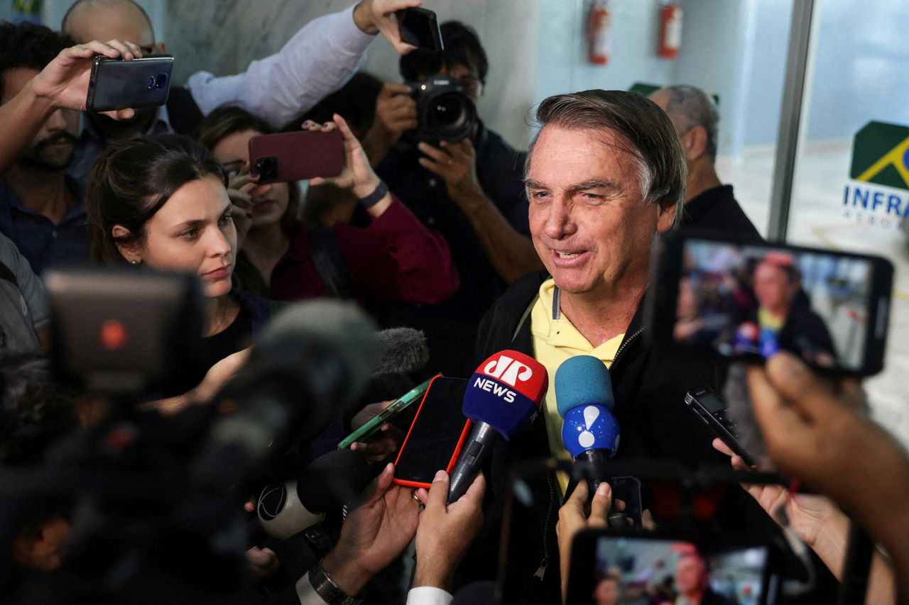 Oud-president Jair Bolsonaro van Brazilië in gesprek met journalisten op het vliegveld van Rio de Janeiro.