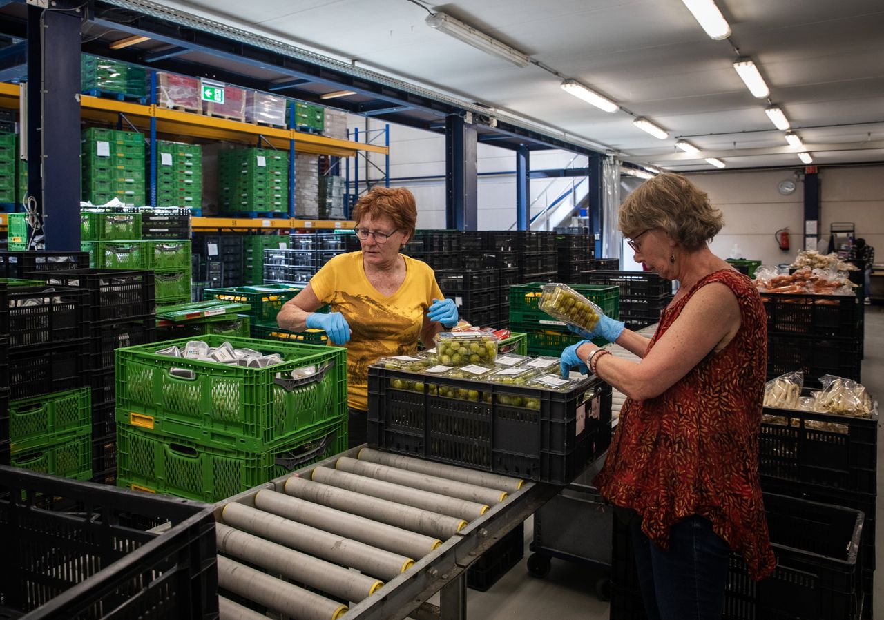 Vrijwilligers stellen voedselpakketten samen voor de Voedselbank Haaglanden.